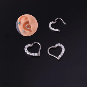 Orecchino Piercing Daith In Titanio G23 A Forma Di Cuore Con Intarsio In Zircone Segmento Incernierato Clicker Per Cartilagine