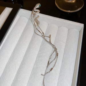 Manchette d'oreille serpent argentée avec yeux en zircon vert et longues chaînes à glands