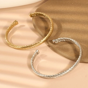 Französisches gedrehtes Seilmanschetten-Armband aus gold- und silbernem Edelstahl-Finish