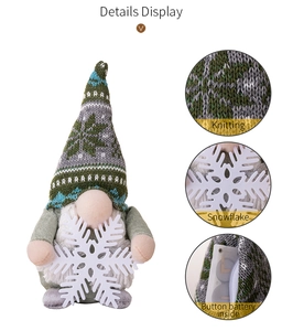 Detailansicht der Zwergenpuppe mit Strickstruktur, Schneeflocke und Batteriefach