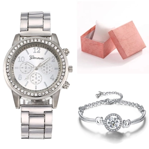 Détail de la montre femme en acier argenté avec strass et bracelet assorti dans son coffret