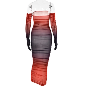 Detailansicht des rot-violetten Verlaufsnetzstoffs und des hohen Taillendesigns dieses Maxikleids
