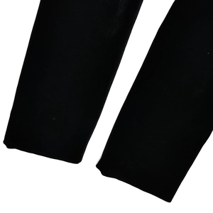 Nahaufnahme des glatten Saums und der Stoffstruktur der schwarzen engen Shorts