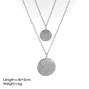 Detail view of silver double-layer necklace with dimensions 40+5cm and 6g weight