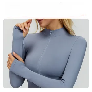 Détail des passe-pouces et du tissu extensible sur une veste de yoga bleue zippée