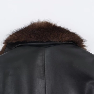 Cappotto chic in finta pelle nera con collo rimovibile in ecopelliccia marrone scuro
