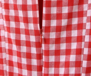 Gros plan sur le tissu à carreaux vichy rouge avec fermeture éclair invisible
