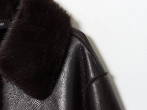 Gros plan détaillé d'une veste en similicuir marron foncé avec col épais en fourrure
