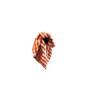 Rote beige karierte Haarklammer mit Hasenohren und Schleife für elegante Zöpfe