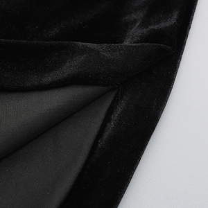 Détails de la robe en velours noir montrant les coutures fines et la doublure douce