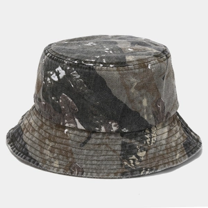 Detailansicht aus gewaschener Baumwolle mit Farbspritzereffekt am Camouflage Anglerhut