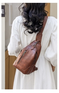 Détail du sac de poitrine vintage en similicuir marron avec fermetures éclair et crochet