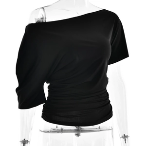 Détail d'un t-shirt noir asymétrique à une épaule avec des détails froncés élégants