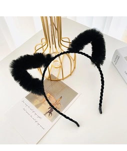 Détail d'un serre-tête oreilles de chat en peluche noire sur un bureau blanc