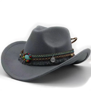 Détail du chapeau de cowboy en feutre gris avec bande ethnique perlée et turquoise
