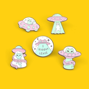 Détail de pin's en émail coloré avec chats extraterrestres et motifs de vaisseaux UFO