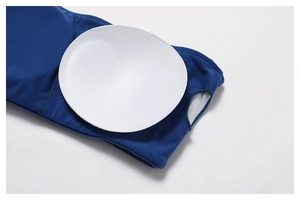 Detail eines blauen Sport-BHs mit weißen herausnehmbaren Pads und S-Größenprägung