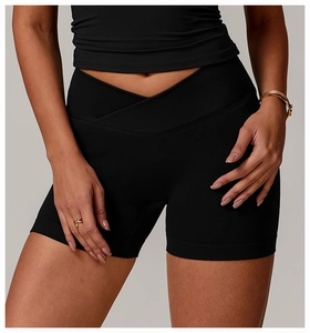 Detail der High-Waist-Yoga-Shorts mit V-förmigem Crossover-Bund aus geripptem Stretch-Gewebe