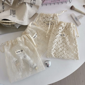 Set di tre sacchetti portaoggetti in rete con coulisse e delicato ricamo di margherite