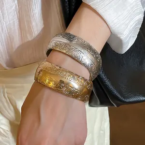 Bracelets larges vintage avec relief floral en finitions métal or et argent brillant