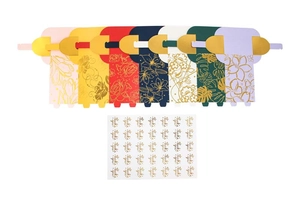 Makro-Detail von europäischen Geschenkboxen mit Goldfolien-Blumenmuster und Danke-Aufklebern