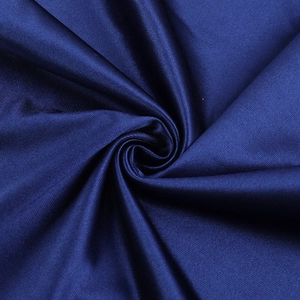 Dettaglio ravvicinato del tessuto di raso blu scuro con trama setosa e drappeggio