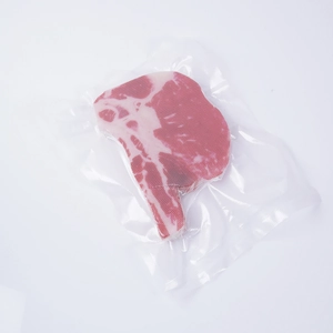 Modello realistico di bistecca tomahawk sottovuoto per esposizione in ristorante