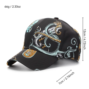 Stilvolle schwarze Baseballkappe mit goldenem Barockmuster und breiter Sonnenblende