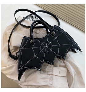 Gotische fledermausförmige PU Lederhandtasche Detail mit feinen Spinnennetznähten und Kreuznieten.
