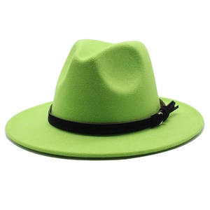 Dettaglio del cappello fedora in lana verde neon con nastro nero e fibbia d'oro