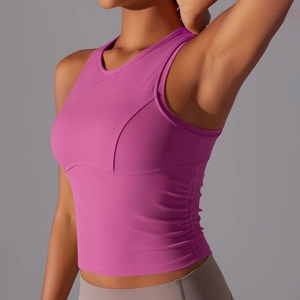 Détail du haut de yoga rose avec tissu respirant et fronces latérales élastiques
