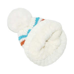 Dettaglio del cappello in maglia bianca con fodera in pile caldo e pompon soffice