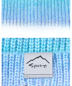 Détail du bonnet en tricot bleu avec maille épaisse et écusson brodé de style sport