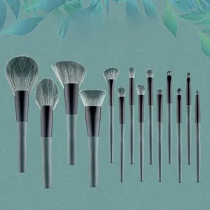 Détail du set de 14 pinceaux de maquillage avec manches vert mat et poils souples dégradés