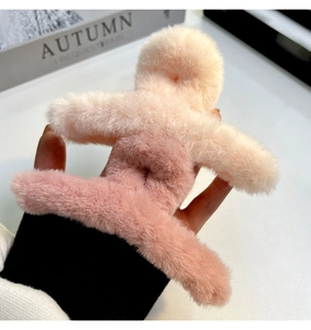 Gros plan d'une grande pince à cheveux en peluche rose de 14 cm montrant la texture douce