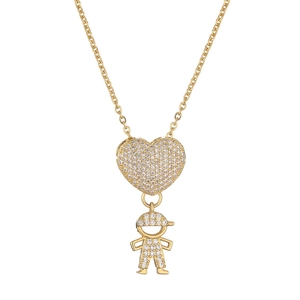 Collana dorata con ciondoli a cuore e bambino con zirconi scintillanti su sfondo bianco