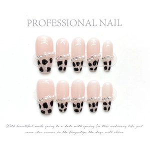 Detail of 10pcs short square press-on nails with amber marbling and pearl accents