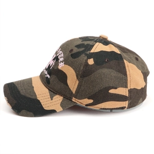Vue de côté d'une casquette de baseball camouflage avec broderie croix rose