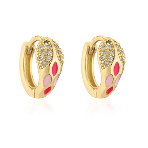 Dettaglio orecchini a cerchio a serpente placcati oro 18K con zirconi e smalto