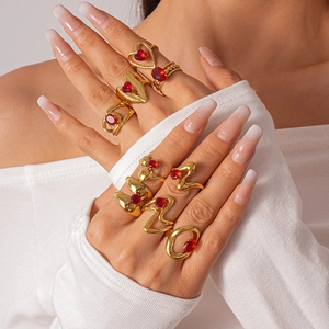Set di 10 anelli vintage in acciaio dorato con zirconi rossi a cuore per donna