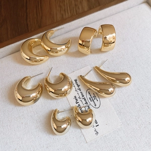 Lot de quatre boucles d'oreilles créoles dorées polies en forme de C et goutte d'eau