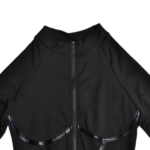 Detail eines schwarzen Bodysuits mit hohem Kragen, Reißverschluss und glänzenden Streifen