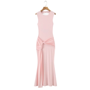 Détail de robe longue rose sans manches avec torsion élégante à la taille et fronces