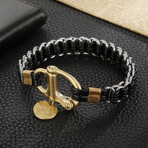 Détail du bracelet en cuir tressé noir avec boucle argentée et fermoir fer à cheval bronze