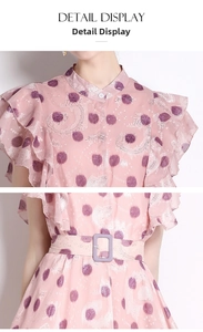 Nahaufnahme von rosa gepunktetem Kleid mit Jacquard-Muster und Rüschenärmeln