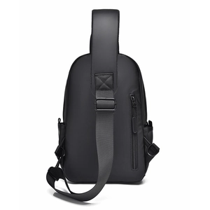 Rückansicht wasserdichte schwarze Brusttasche mit verstellbarem Gurt und Reißverschluss