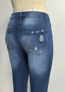 Detailansicht der destroyed blauen Jeans mit Gesäßtaschen und abgenutzter Stofftexturierung