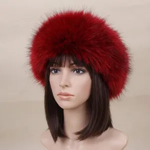 Détail du bandeau en fausse fourrure de renard bordeaux sur un support de tête