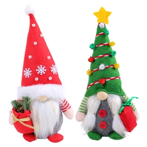 Gnomes de Noël debout avec bonnet flocon rouge et bonnet sapin vert tenant des cadeaux