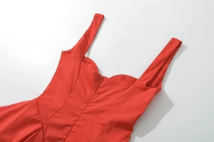 Primer plano del escote del vestido rojo con tirantes anchos y cremallera oculta